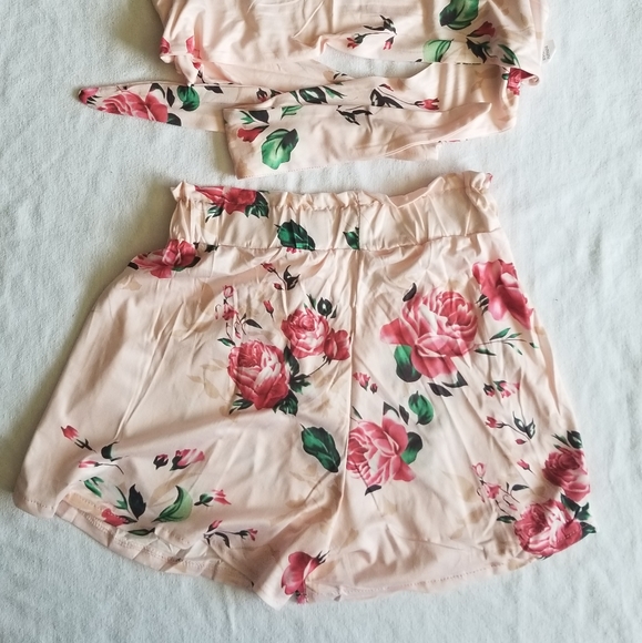 Beautiful 2pc Floral Print Crop Top and Shorts Set - Picture 6 of 8
